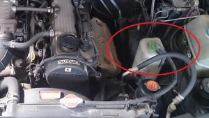 Cần cẩn thận khi mở mui xe và nắp bình nước mui