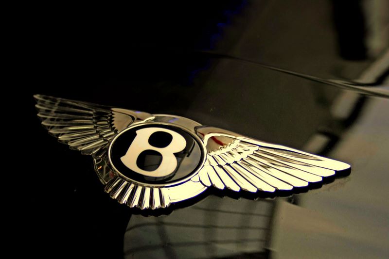 Logo nổi trên những chiếc xe Bentley