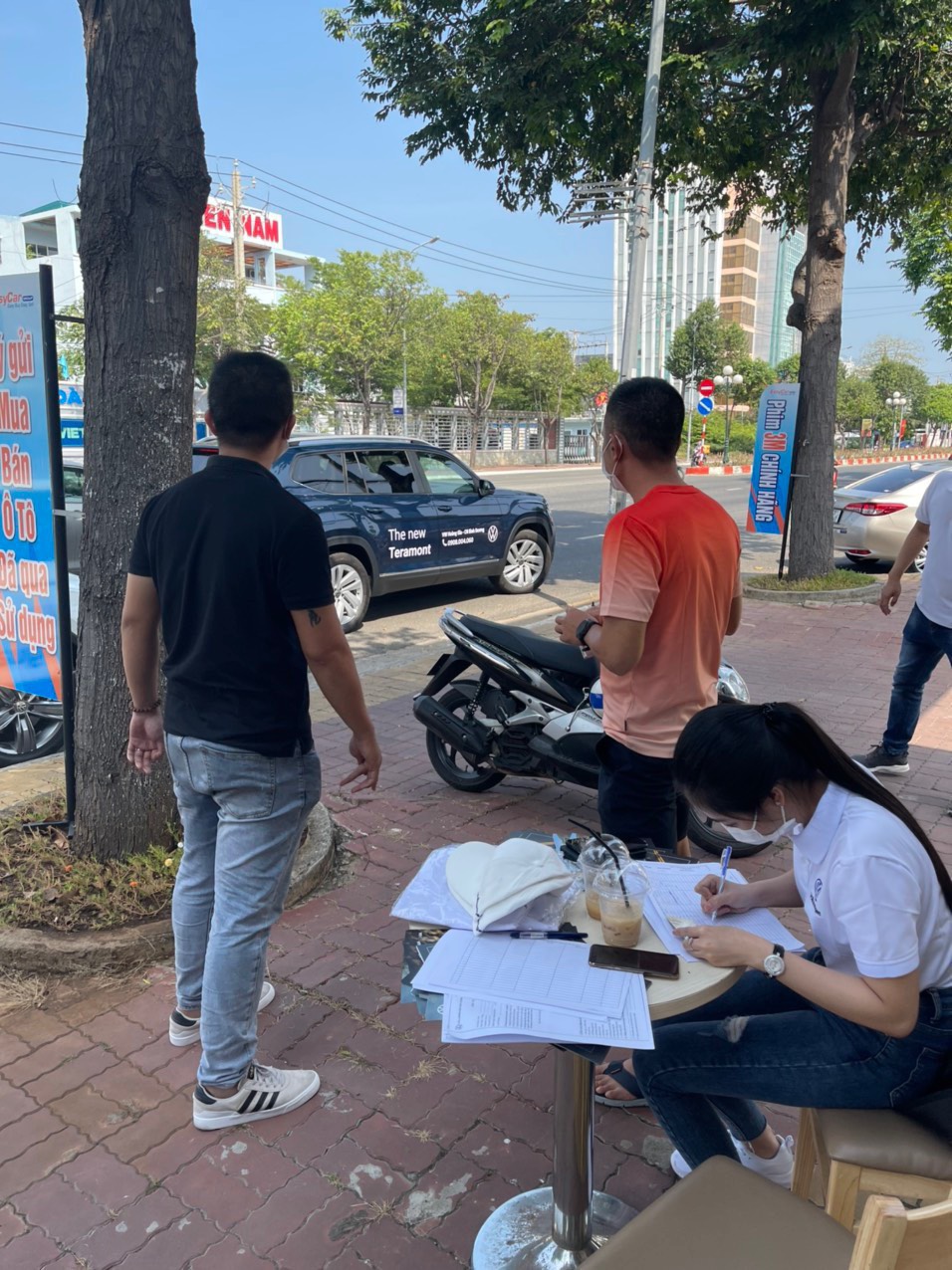 Ý Nhung luôn nỗ lực trau dồi kiến thức về xe để tư vấn tốt nhất cho khách