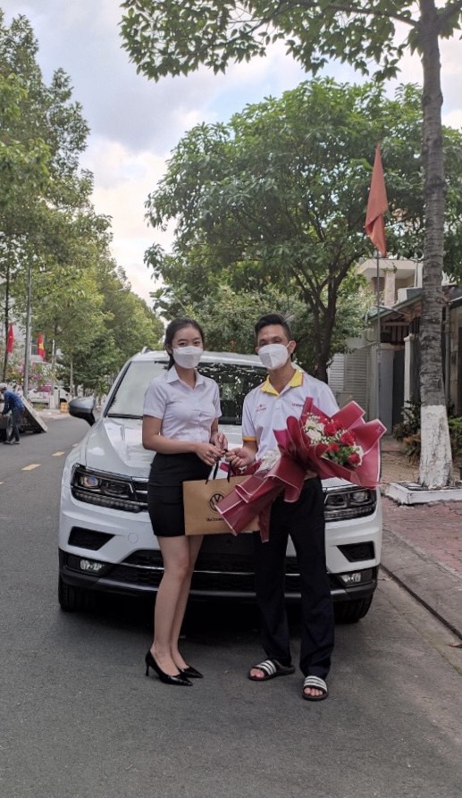 Ý Nhung bàn giao xe mới cho khách