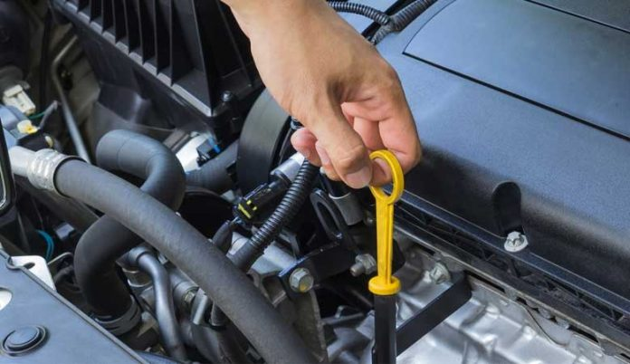 Kiểm tra dầu động cơ xem có hoạt động tốt không