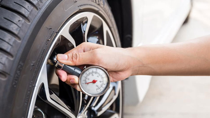Kiểm tra áp suất và đổi vị trí lốp để đảm bảo an toàn, độ bền xe hơi