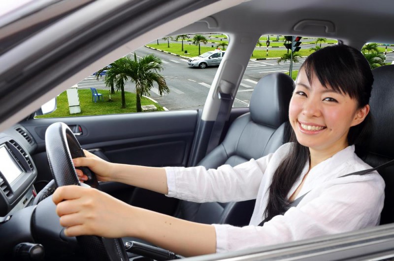Các chị em nên điều chỉnh tư thế và gương chiếu hậu để lái xe an toàn