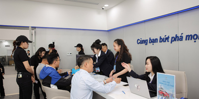 Đăng ký thuê pin tại cửa hàng VinFast