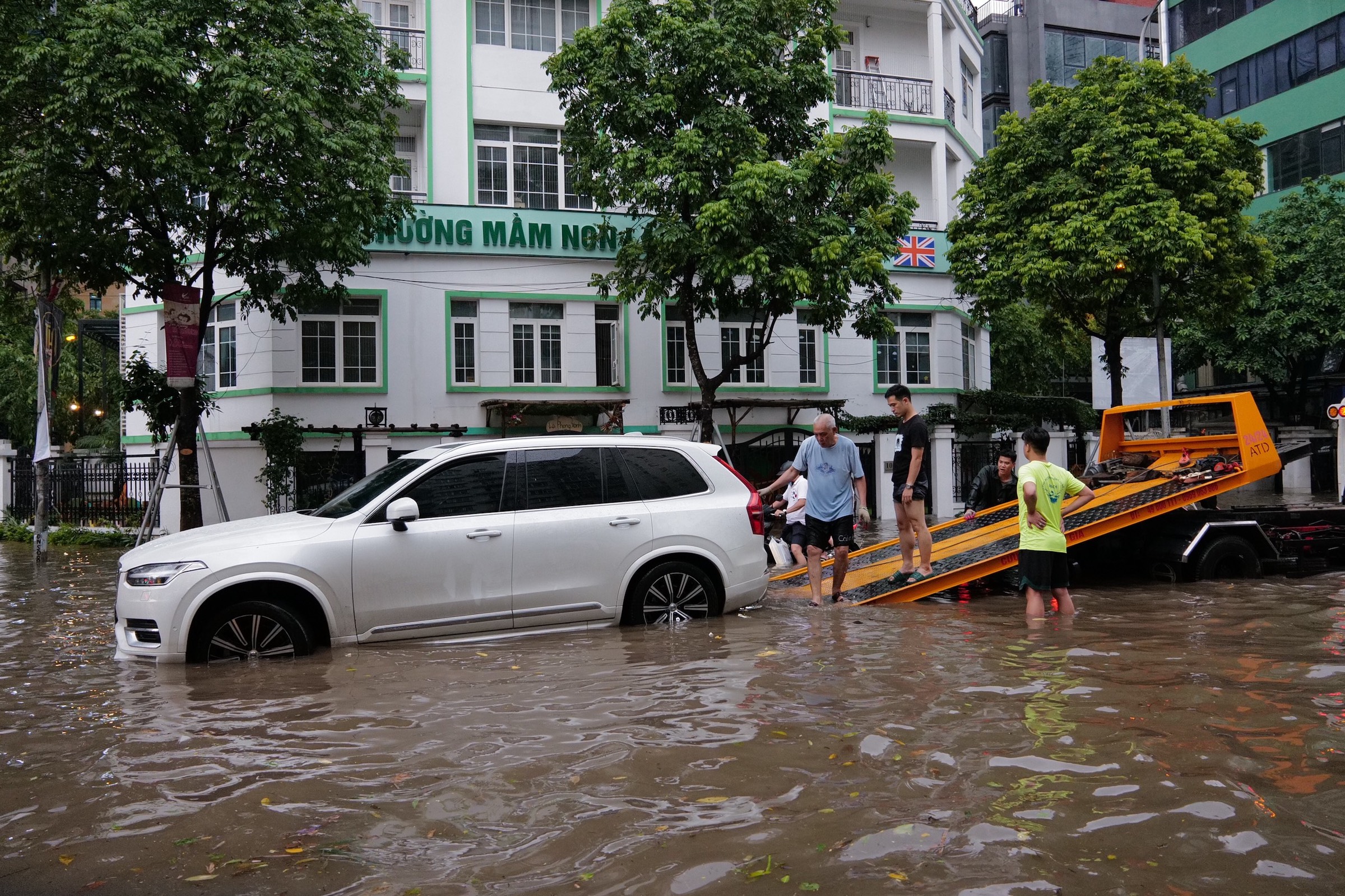 Đưa xe ô tô bị ngập đến gara uy tín