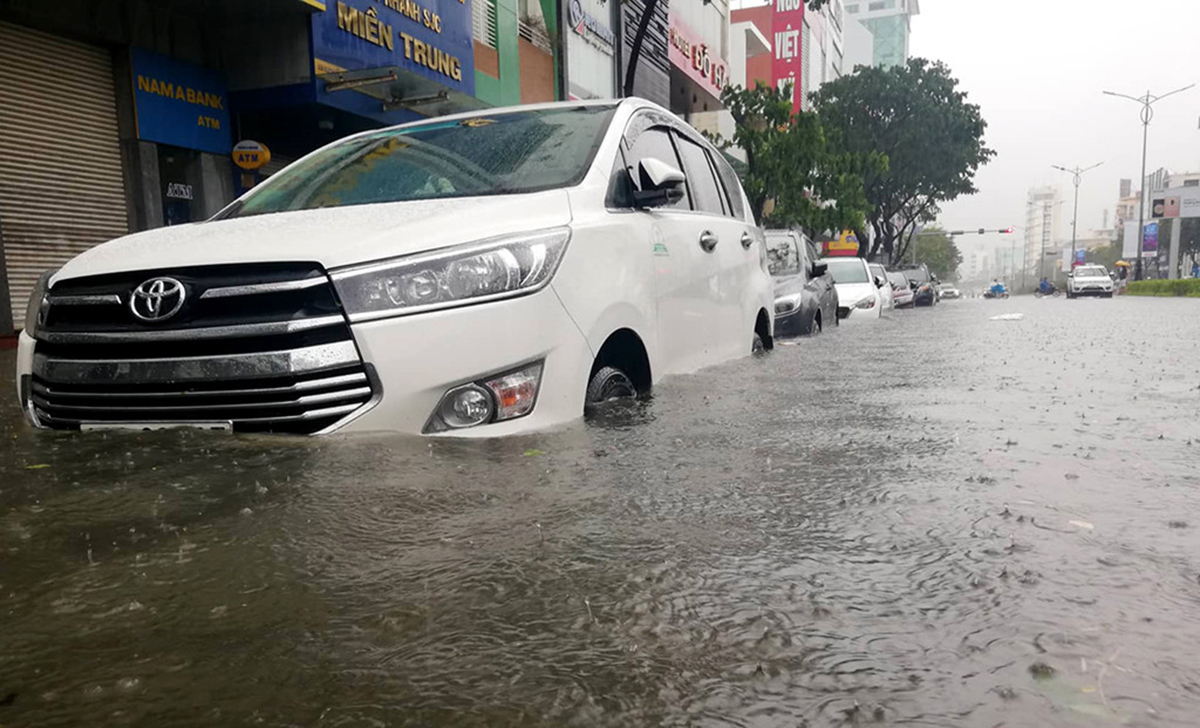 Không đi vào vùng ngập sâu hơn 1/2 bánh xe