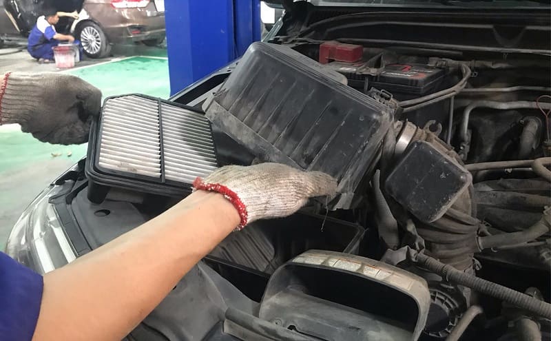 Kiểm tra lọc gió và đường hút khi ô tô bị ngập nước