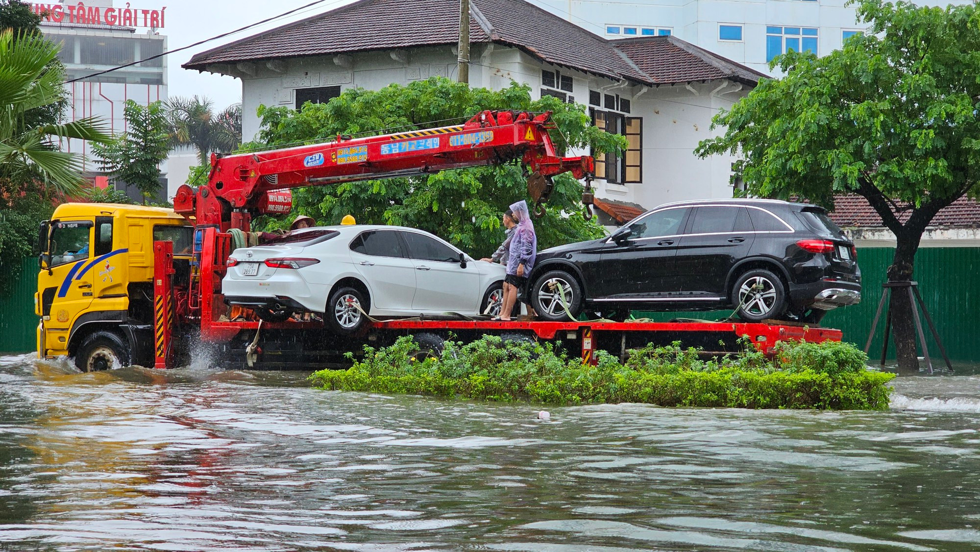 Xác định mức độ ngập và gọi đội cứu hộ